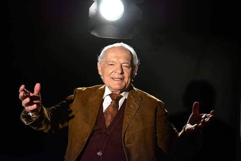 Othon Bastos adia espetáculo em Brasília após romper tendão