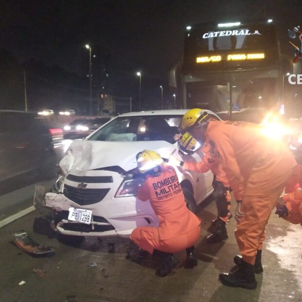 onibus e prisma acidente