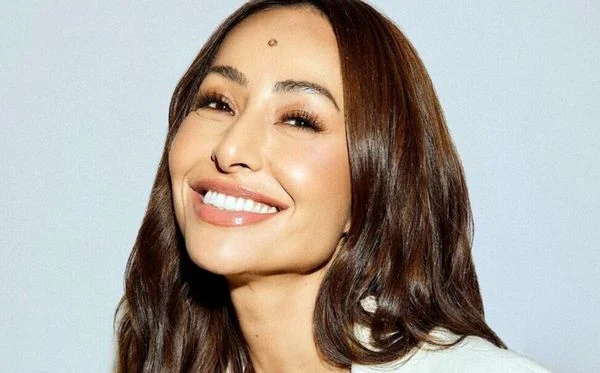 sabrina sato 2381309 article