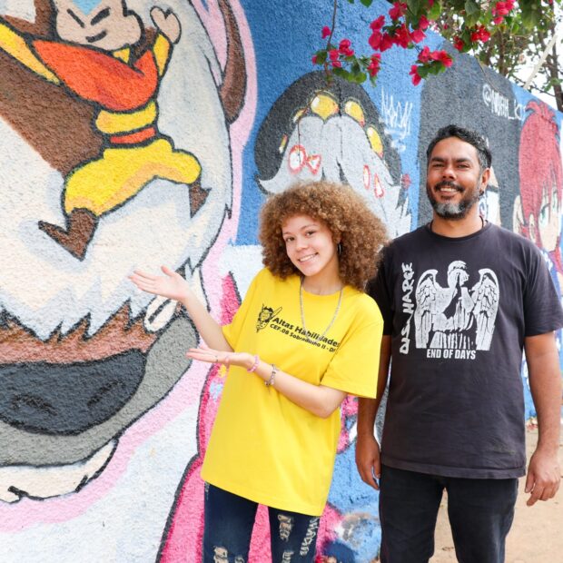 professor leandro vasconcelos nunes monteiro (d), com a aluna do cef 08 de sobradinho maria clara costa silva