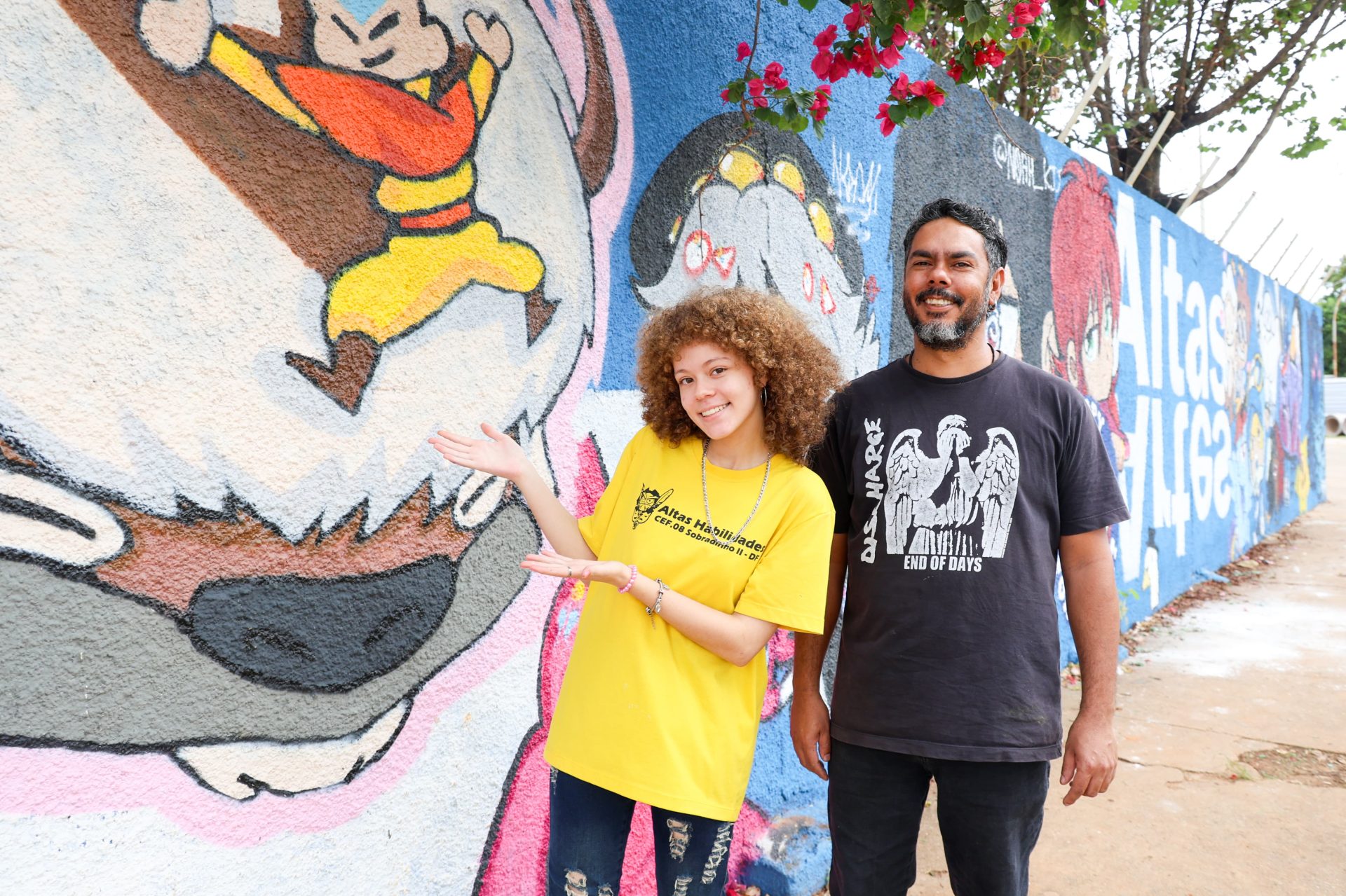 professor leandro vasconcelos nunes monteiro (d), com a aluna do cef 08 de sobradinho maria clara costa silva