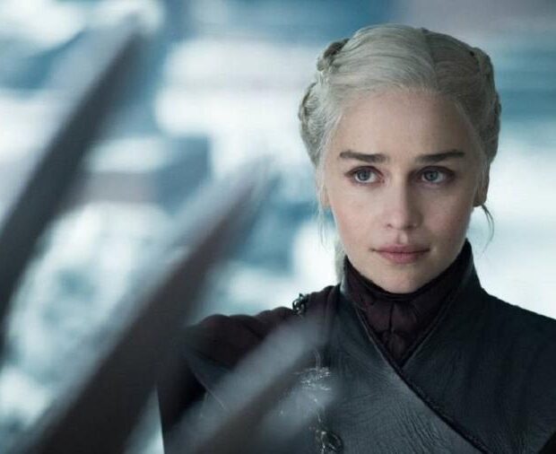 game of thrones daenerys olha para o trono 1558376651135 v2 900x506