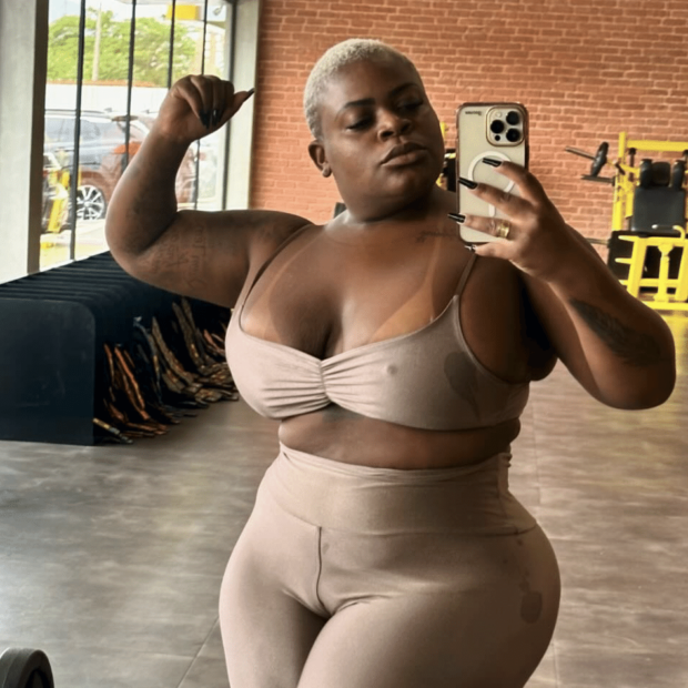 jojo todynho posa em frente ao espelho na academia 1711222197073 v2 4x3