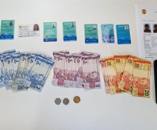 durante a ação, foram apreendidos quase 60 cartões de transporte e dinheiro em espécie