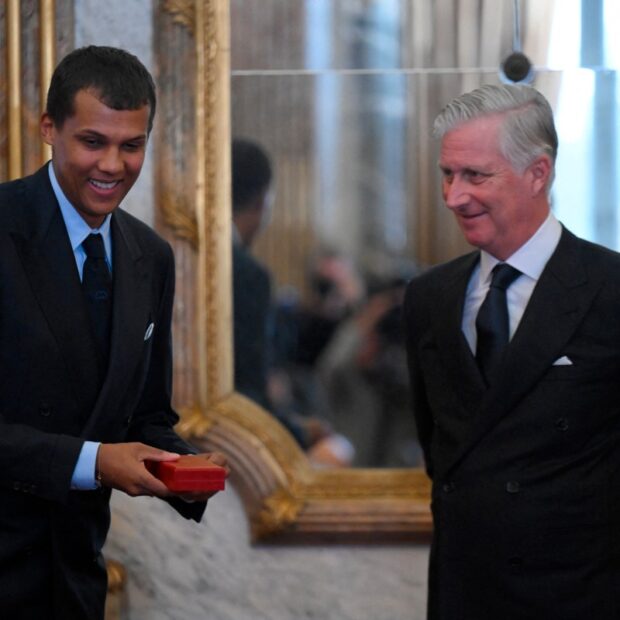 le couple royal belge reçoit les personnalités décorées d'un titre honorifique des ordres nationaux, dont le chanteur stromae