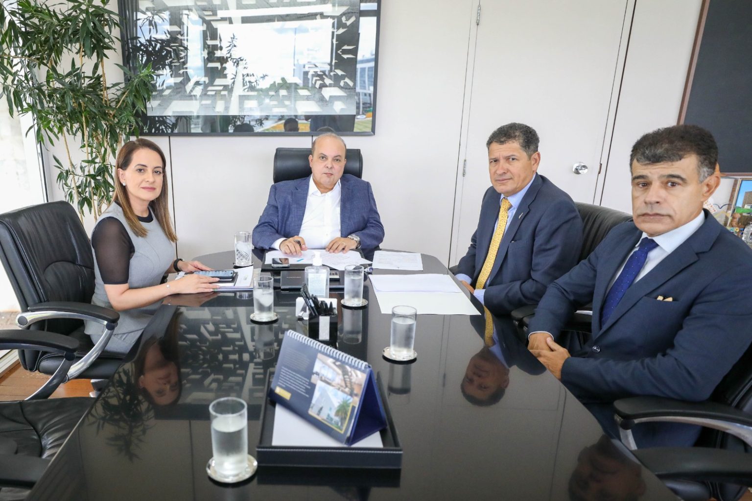 governador ibaneis rocha assina decreto que cria a divisão de proteção e combate ao extremismo violento da polícia civil