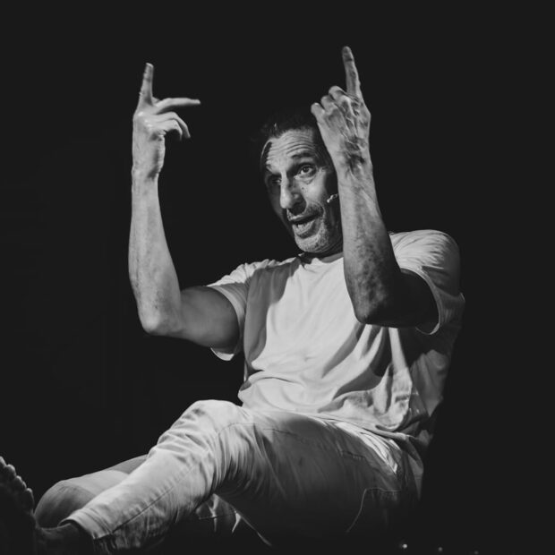 Tuca Andrada em Let's Paly ou Vamos Brincar Daquilo. Crédito: Matheus José Maria