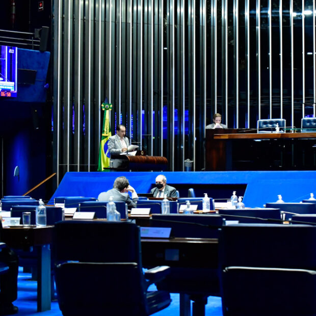 plenário do senado federal durante sessão deliberativa ordinária