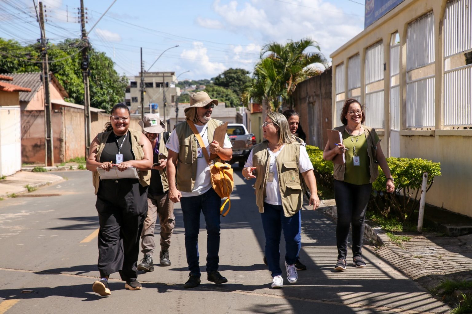 agentes de vigilância ambiental fazem ação de combate à dengue no arapoanga