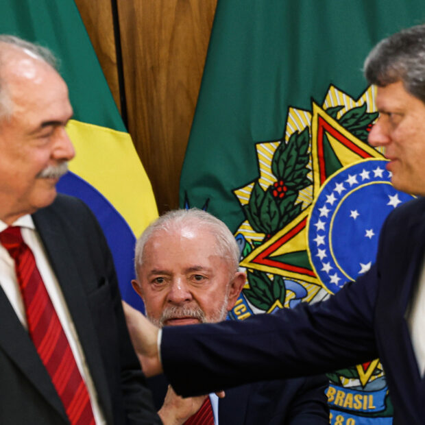 brasília (df), 29/11/2024 o presidente do bndes, aloizio mercadante, o presidente luiz inácio lula da silva, e o governador de são paulo, tarcísio de freitas, durante cerimônia para assinatura de contratos de financiamento do bndes para infraestrut