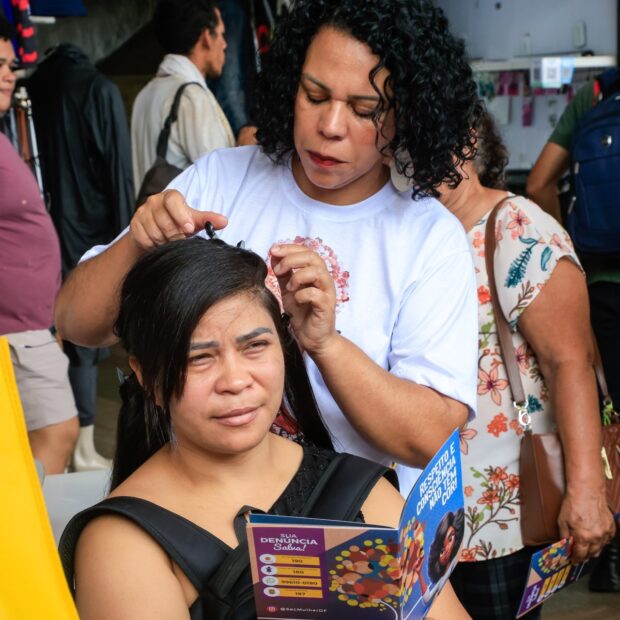 evento na rodoviária oferece serviços para mulheres e defende inclusão social
