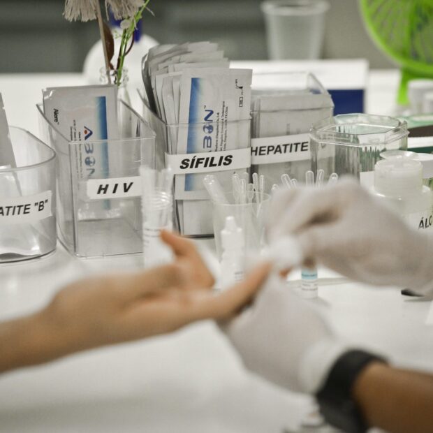 testagem de ists. foto breno esaki arquivo agencia saude df 1920x1280