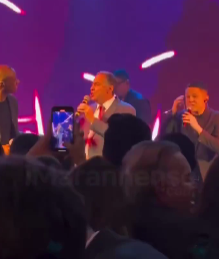 Surpreendendo a todos os convidados, o ministro Roberto Barroso performou a clássica música “Aquarela Brasileira”, do nosso amado Martinho da Vila