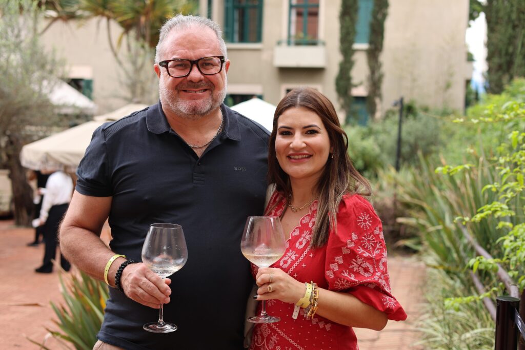 empresario arnold correa fundador e ceo da atmo e executiva da faria lima evelyn galvao