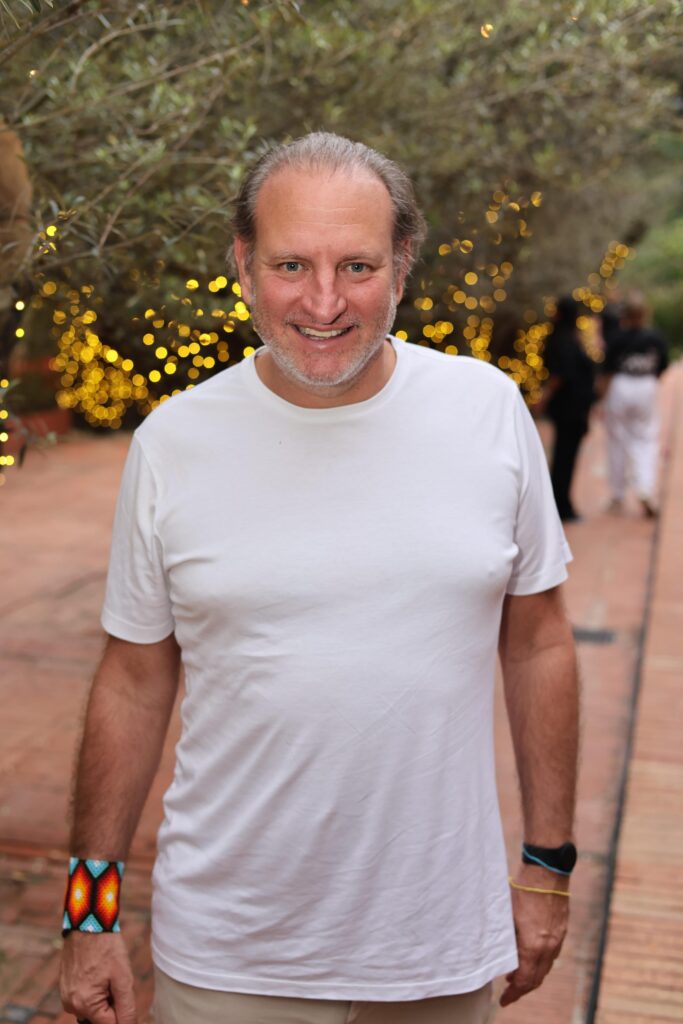 alex alard com pulseira presenteda pela presidente da franc #807ca emauel macron