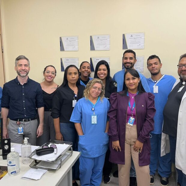 uti do hrsm recebe certificado de participação no registro nacional de terapia intensiva