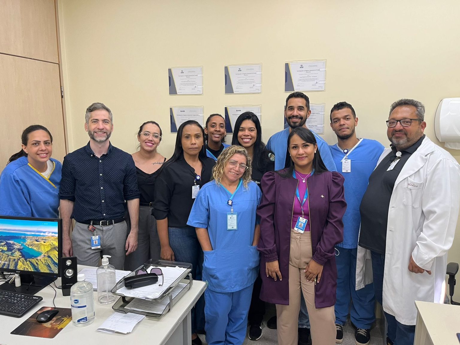 uti do hrsm recebe certificado de participação no registro nacional de terapia intensiva
