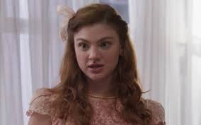 Nos próximos capítulos de Garota do Momento , a vida de Celeste (Debora Ozório) vira de cabeça para baixo! A jovem, que estava nas nuvens com as cartas românticas enviadas por seu pretendente, descobre que o tal “Genoca” é na verdade o ciumento e o motorista Mauro (João Vithor Oliveira). E não é que o rapaz dos seus sonhos se revela um verdadeiro pesadelo? A princípio, Mauro se apresenta como o príncipe encantado, mas logo começa a mostrar a sua verdadeira face: ele é possessivo, manipulador e não aceita que Celeste tenha vida própria. Tudo começa quando Ronaldo (João Vitor Silva), o irmão de Celeste, arma uma situação para afastá-la de Edu (Caio Manhente) e faz com que ela acredite que Mauro é, na verdade, o autor das cartas. Sem desconfiar de nada, Celeste se joga nessa relação, mas logo começa a sentir o peso das atitudes abusivas de Mauro, que proíbe o jovem de usar batom vermelho, ir ao boliche e até mesmo de conversar com outros rapazes! Uma gota d'água vem quando Celeste, cheia de frustração, desabafa: “Pelas cartas, propostas que o Genoca era um rapaz sensível, romântico, mas o Mauro tem se mostrado ciumento e possessivo. E ainda implica com meus amigos.” Preocupada, Vera (Tatiana Tiburcio) tenta abrir os olhos de Celeste para o que está acontecendo: “Não deixe esse rapaz te controlar nem te salvar das suas amigas, pegou bem? Isso não pode, de jeito nenhum! Vamos assoprar essas cinzas pra bem longe, combinado?”. Determinada a recuperar sua liberdade, Celeste decide sair escondida para o boliche e lá, finalmente, desabafa com as amigas: “Parece um chiclete no meu sapato. Vive num rude só. Eu tava com saudade de sair só com os meus amigos. Ele também tem os dele.” O que será que vem por aí?