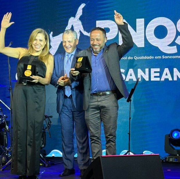 6.12. materia caesb chefe da assessoria de tecnologia e telecomunicacoes marcia sabino recebe o premio no rio de janeiro e1733491208914 768x618