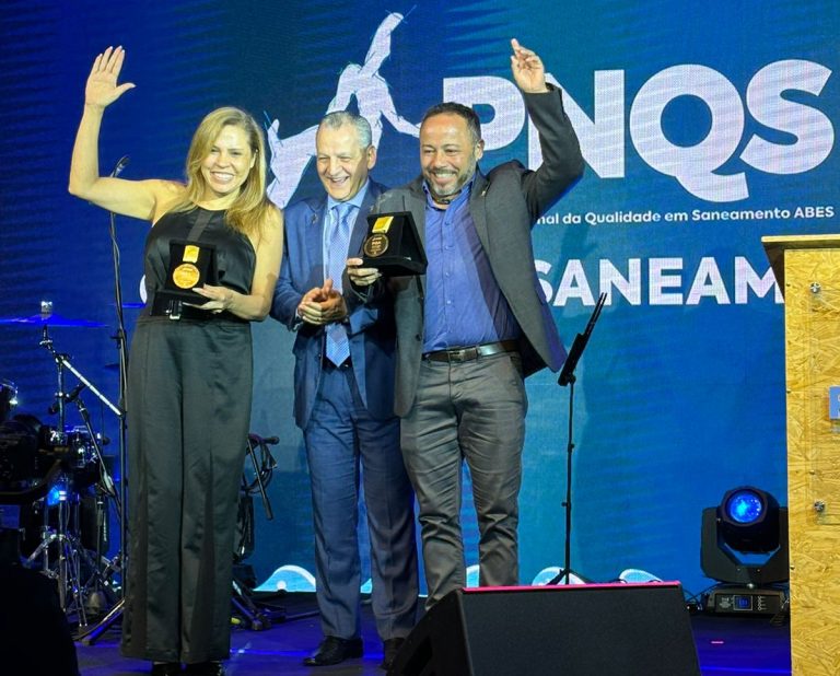 6.12. materia caesb chefe da assessoria de tecnologia e telecomunicacoes marcia sabino recebe o premio no rio de janeiro e1733491208914 768x618