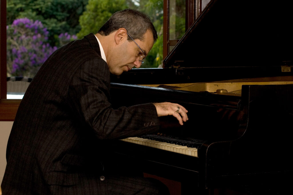foto pianista renato vasconcellos ao piano
