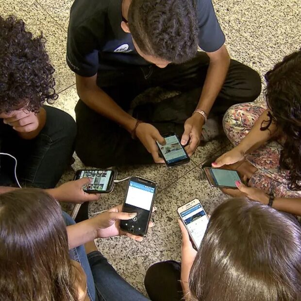 celular sala aula
