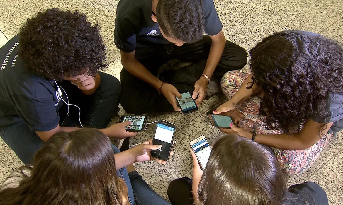 celular sala aula