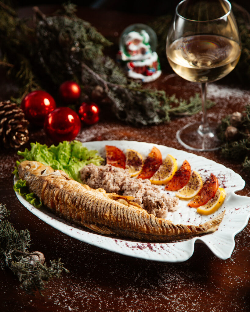 Peixe com batatas e vinho na ceia