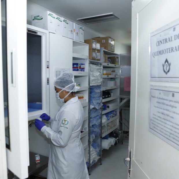 9.12. materia hrt. manipualcao de farmacos de oncologia no hrt. foto jhonantan cantarelle agencia saude df 3 1920x1280