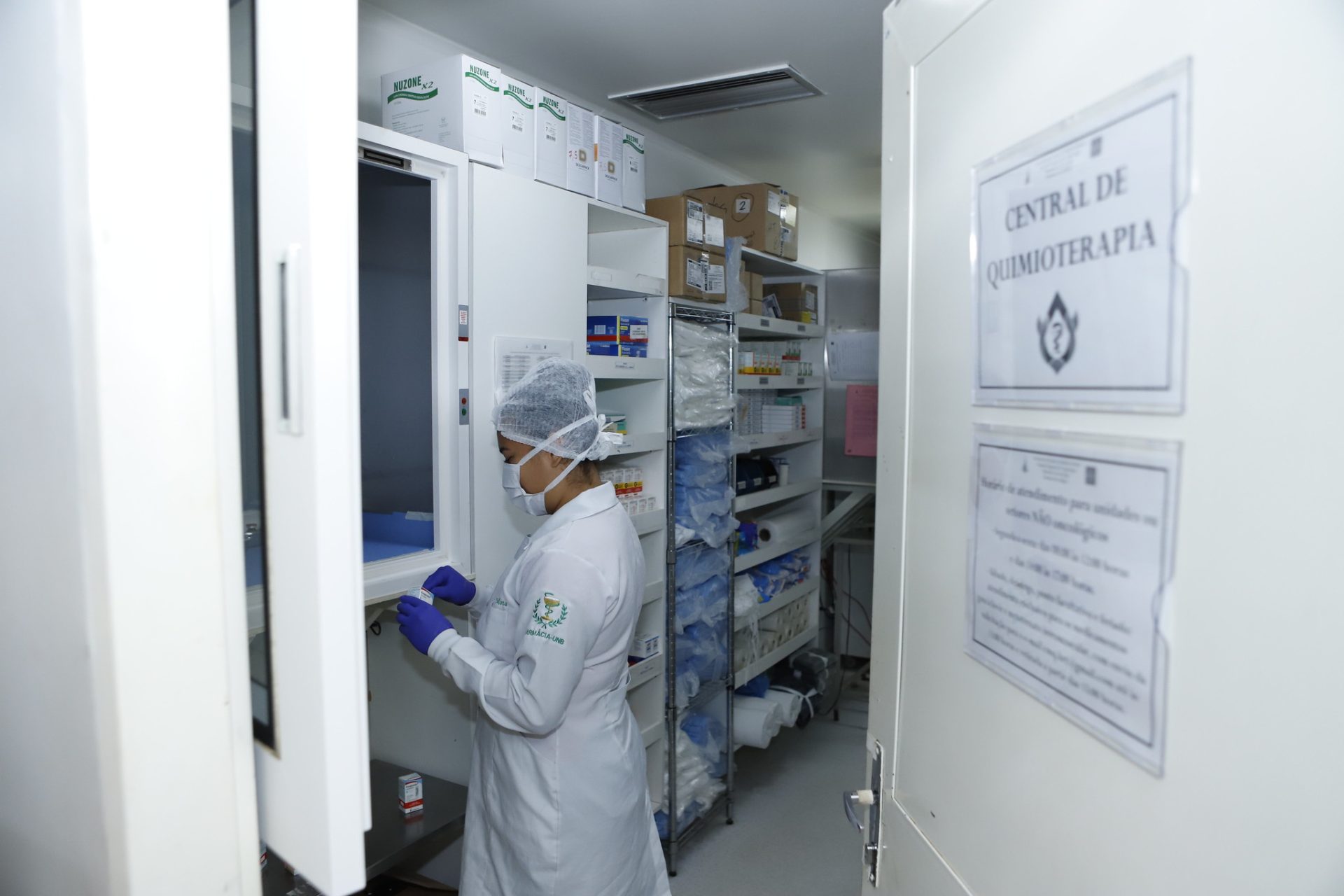 9.12. materia hrt. manipualcao de farmacos de oncologia no hrt. foto jhonantan cantarelle agencia saude df 3 1920x1280