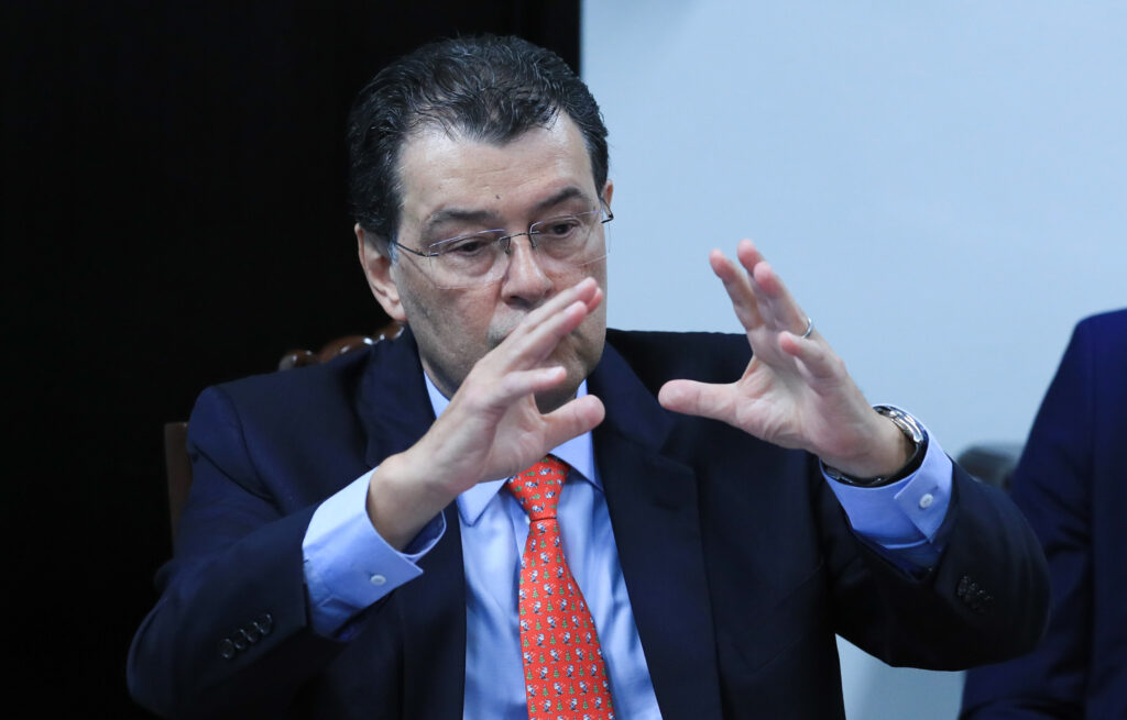 o senador eduardo braga durante coletiva a imprensa