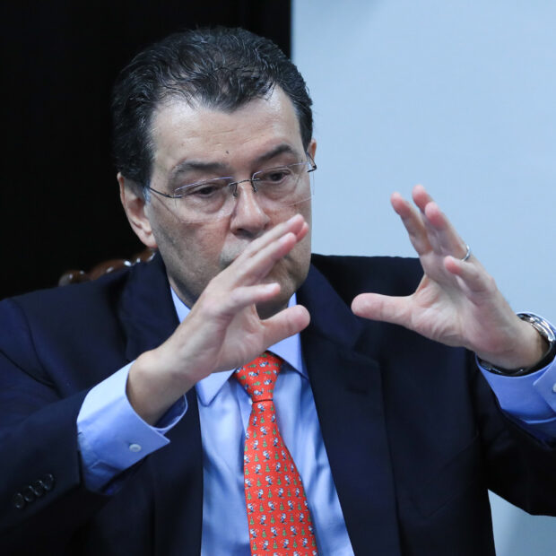 o senador eduardo braga durante coletiva a imprensa