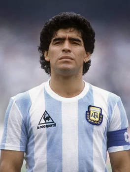 Além da mecha de cabelo, o evento contará com itens como uma camisa de Ronaldo Fenômeno e um cinturão de Evander Holyfield