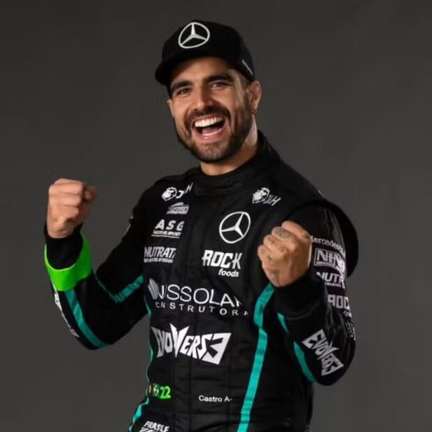 O gato, que está se dedicando ao automobilismo, demoliu a casa que já estava construída no local e começou sua nova morada do zero.