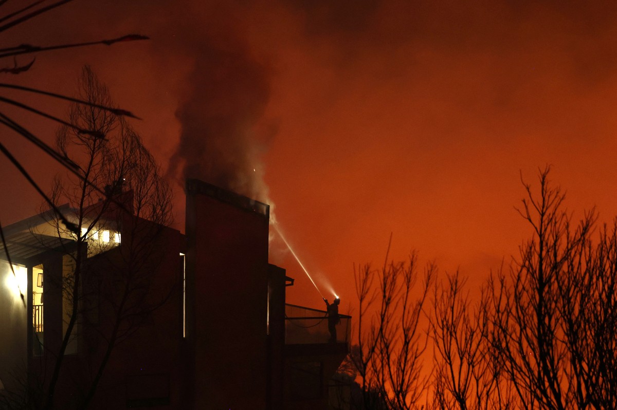 franklin fire spreads quickly 5 miles north of downtown malibu