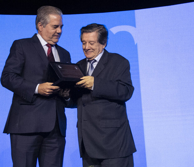 marco luis resende entrega placa em homenagem ulisses riedel