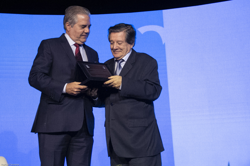 marco luis resende entrega placa em homenagem ulisses riedel