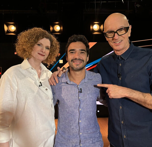 Ator revisita infância na TV, recebe homenagens e revela bastidores de sua trajetória brilhante.