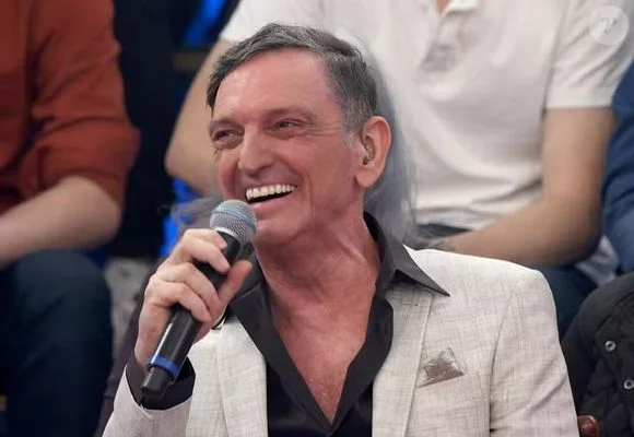 Esposa desmente boatos e revela a verdadeira causa da internação do rockeiro de 65 anos.