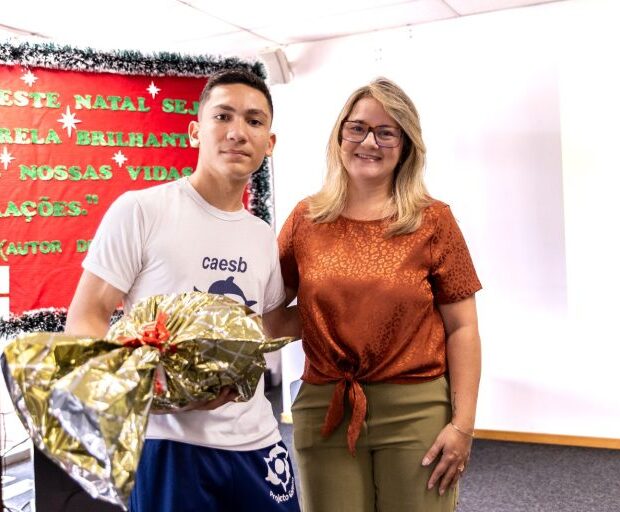 13.12. secretaria geral da caesb grazielle borges participa da acao do natal dos golfinhos foto cristiano carvalho caesb 768x512