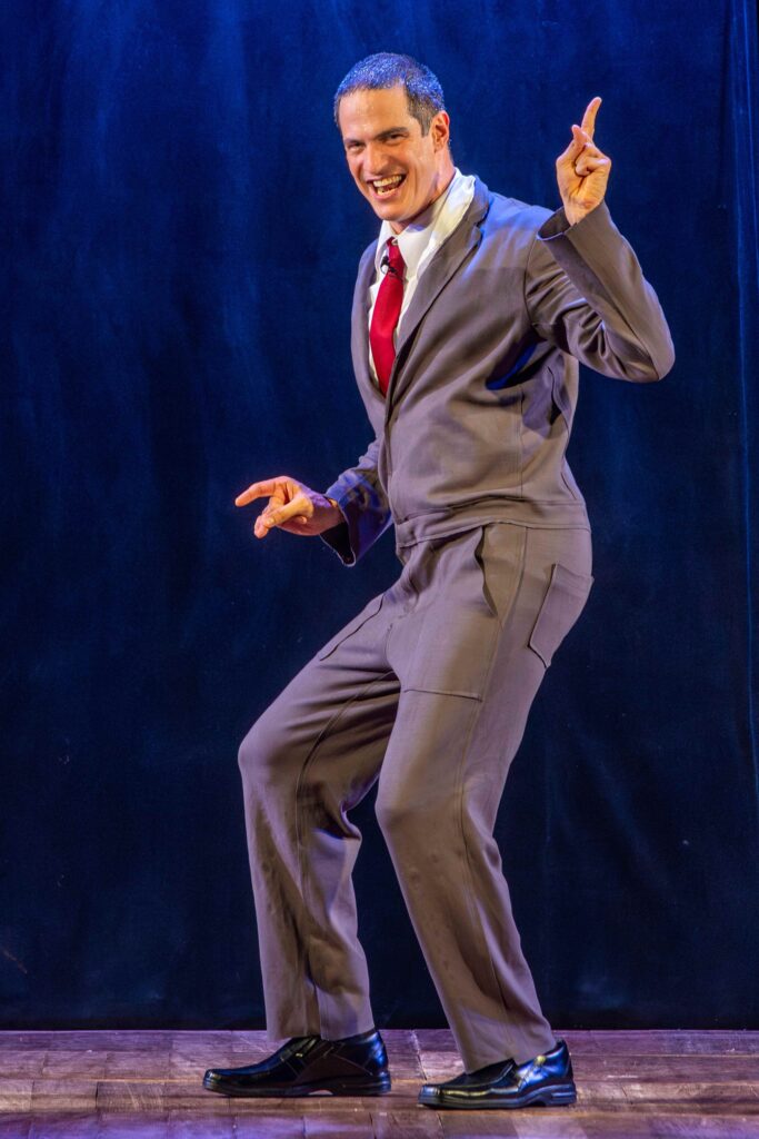 Mateus Solano no monólogo "O Figurante". Crédito: Dalton Valerio