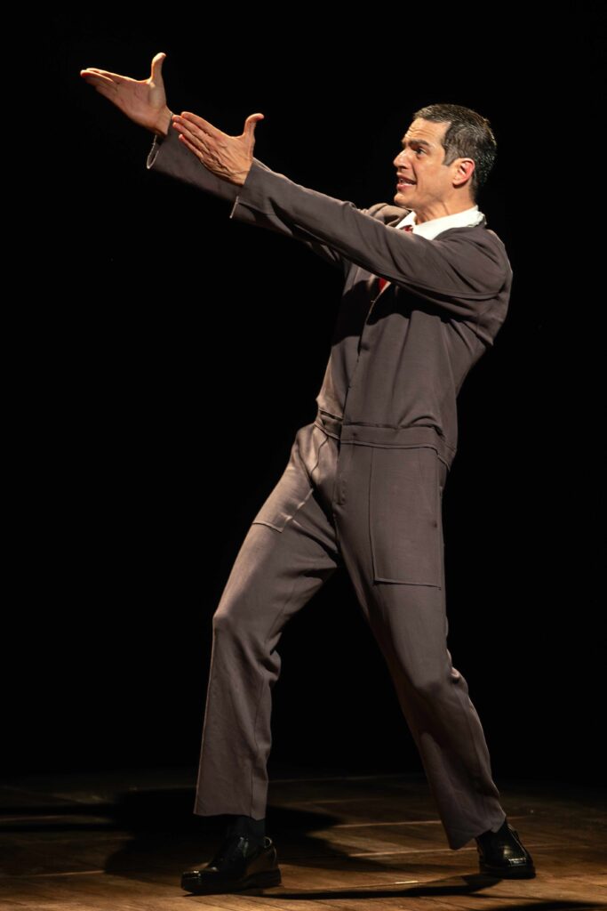 Mateus Solano no monólogo "O Figurante". Crédito: Dalton Valerio