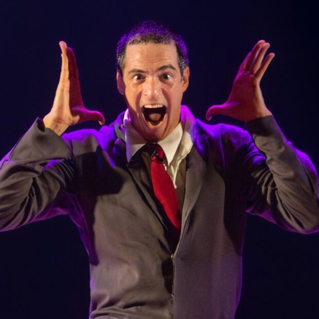 Mateus Solano no monólogo "O Figurante". Crédito: Dalton Valerio