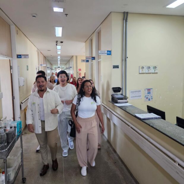 cantata de natal emociona pacientes internados do hospital regional de santa maria