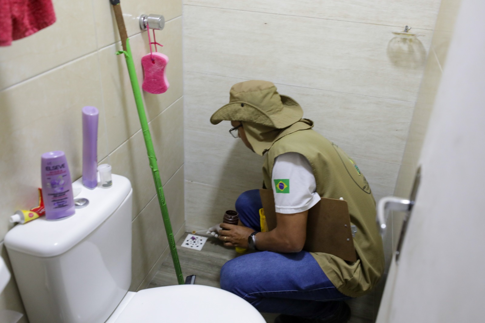 14.12. especial combate a dengue. foto matheus h. souza agencia brasilia acao nas casas