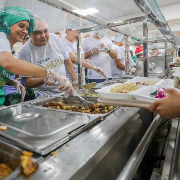 restaurantes comunitários servem ceia natalina com atrações musicais e papai noel