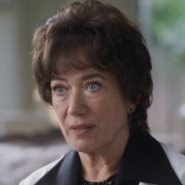 A matriarca da família Alencar suspeita da própria neta pela sabotagem com Beatriz.