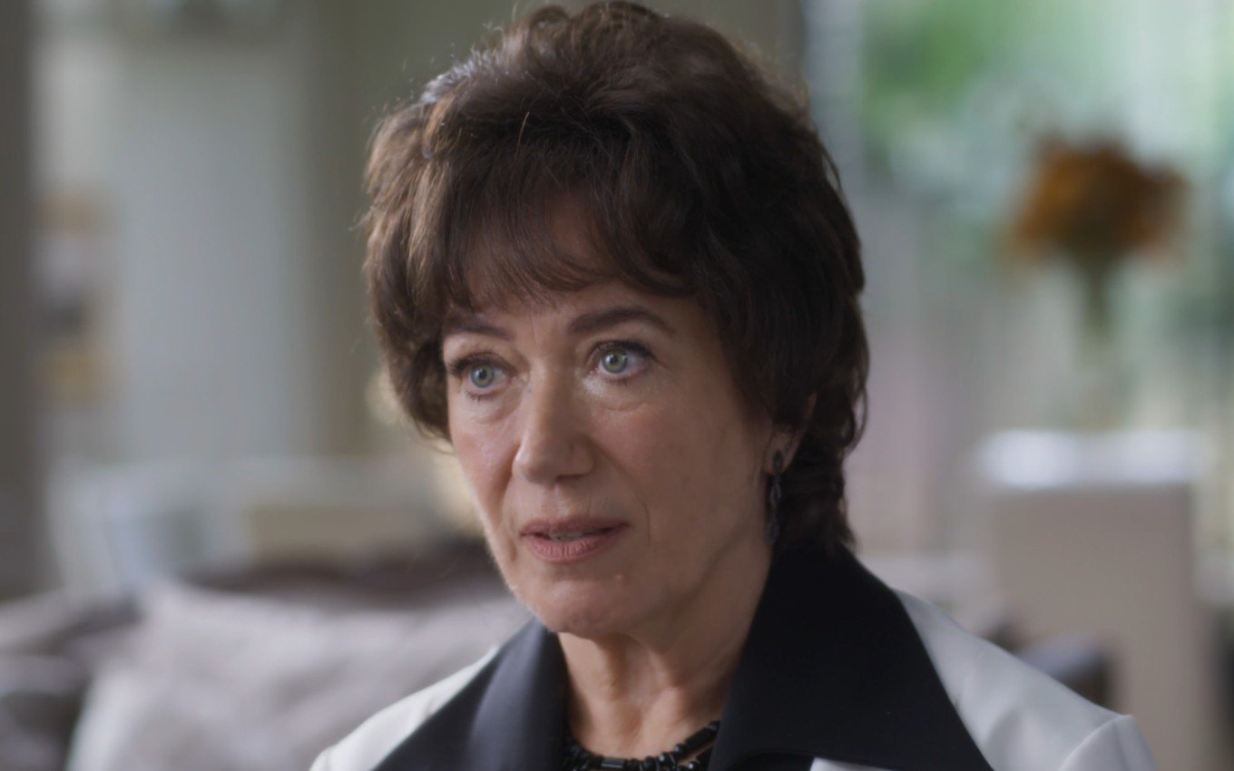 A matriarca da família Alencar suspeita da própria neta pela sabotagem com Beatriz.