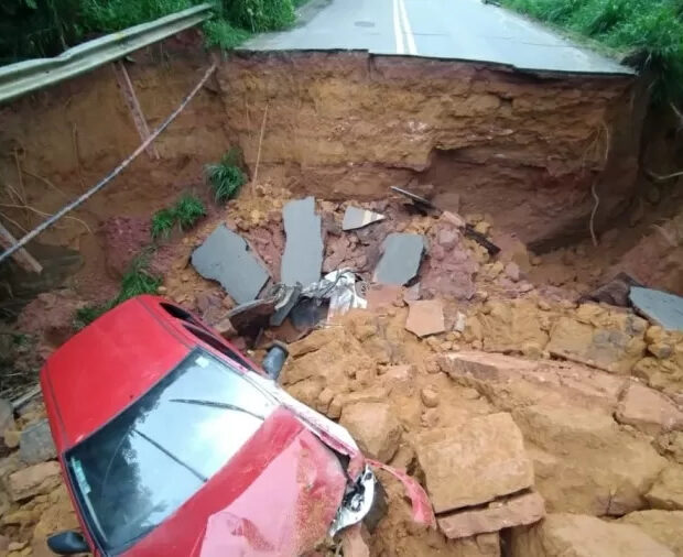 dois carros foram engolidos pela cratera que se abriu na br 474 em ipanema mg 1734621350026 v2 900x5