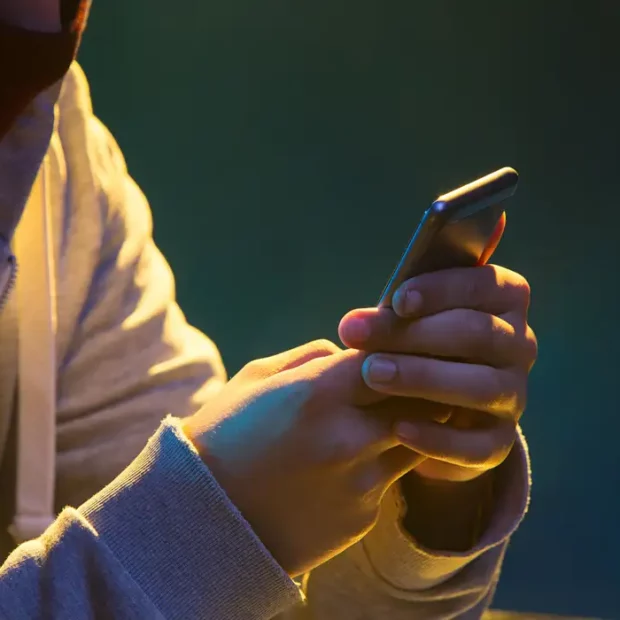 hacker de computador com capuz roubar informacoes com o laptop